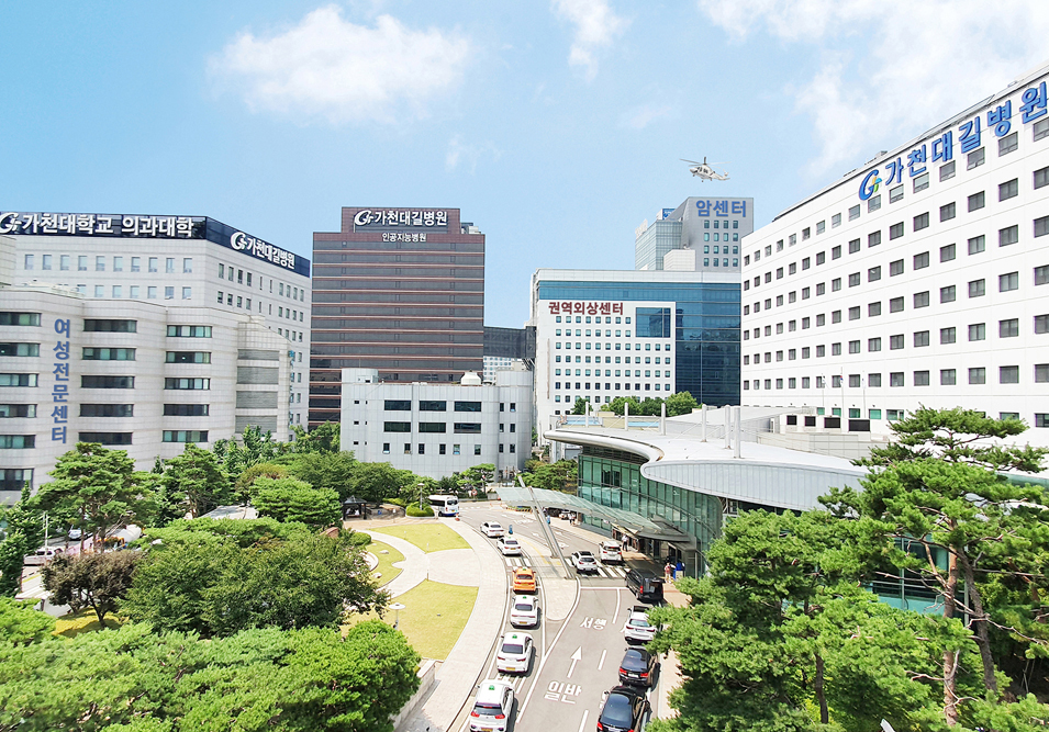 방사선 암치료기 트루빔 가동식-테이프를 커팅하고 있다